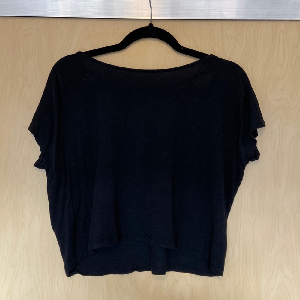 Black cropped shirt.